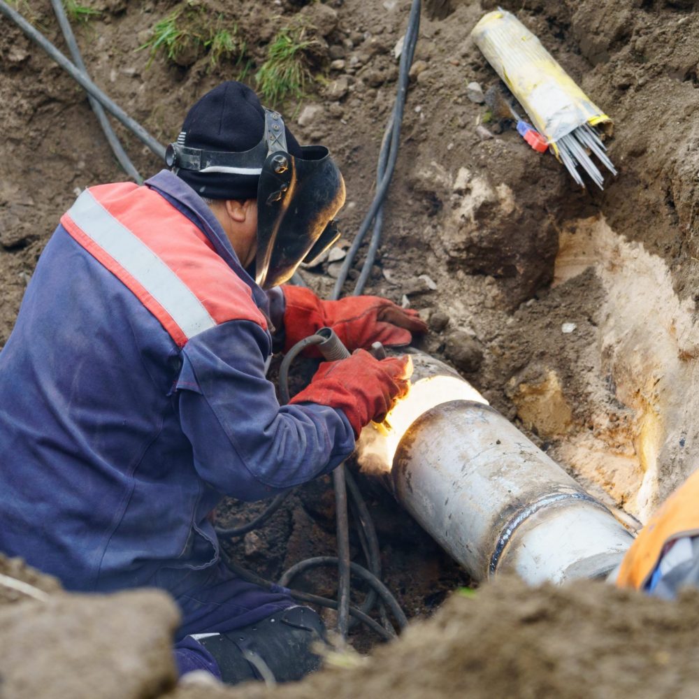 utility-worker-fixing-broken-water-main-sewerage-2022-08-01-04-58-11-utc